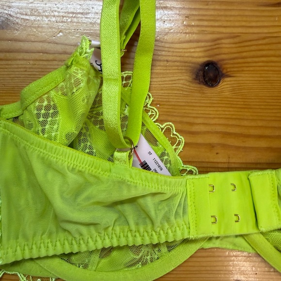 NWT Victoria’s Secret Very Sexy Fishnet Lace Peekaboo Low-Cut Demi Bra limelight - Picture 6 of 7